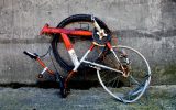 trei britanici pe biciclete