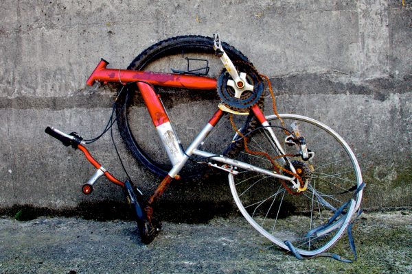 trei britanici pe biciclete