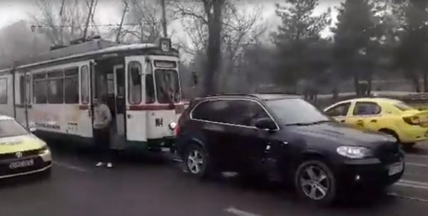 bmw_blocat_pe_linia_de_tramvai