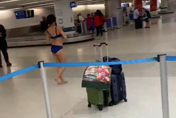 femeie goala aeroport