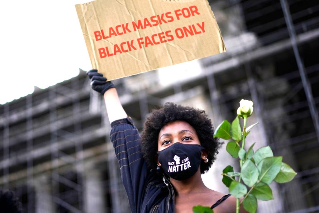 mastile negre rasiste
