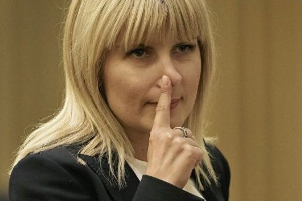 elena-udrea-gestul-la-nas